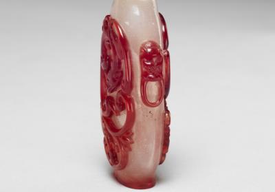 图片[2]-Red overlay snowflake glass snuff bottle with dragon and phoenix design.-China Archive